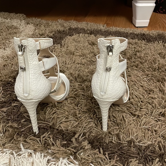 Brand new Guess heels - Picture 3 of 3